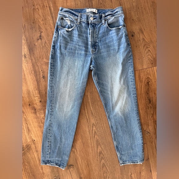 Abercrombie & Fitch High Rise Mom Jean 29/8 Light Distressing EUC 29 8 - Picture 7 of 13